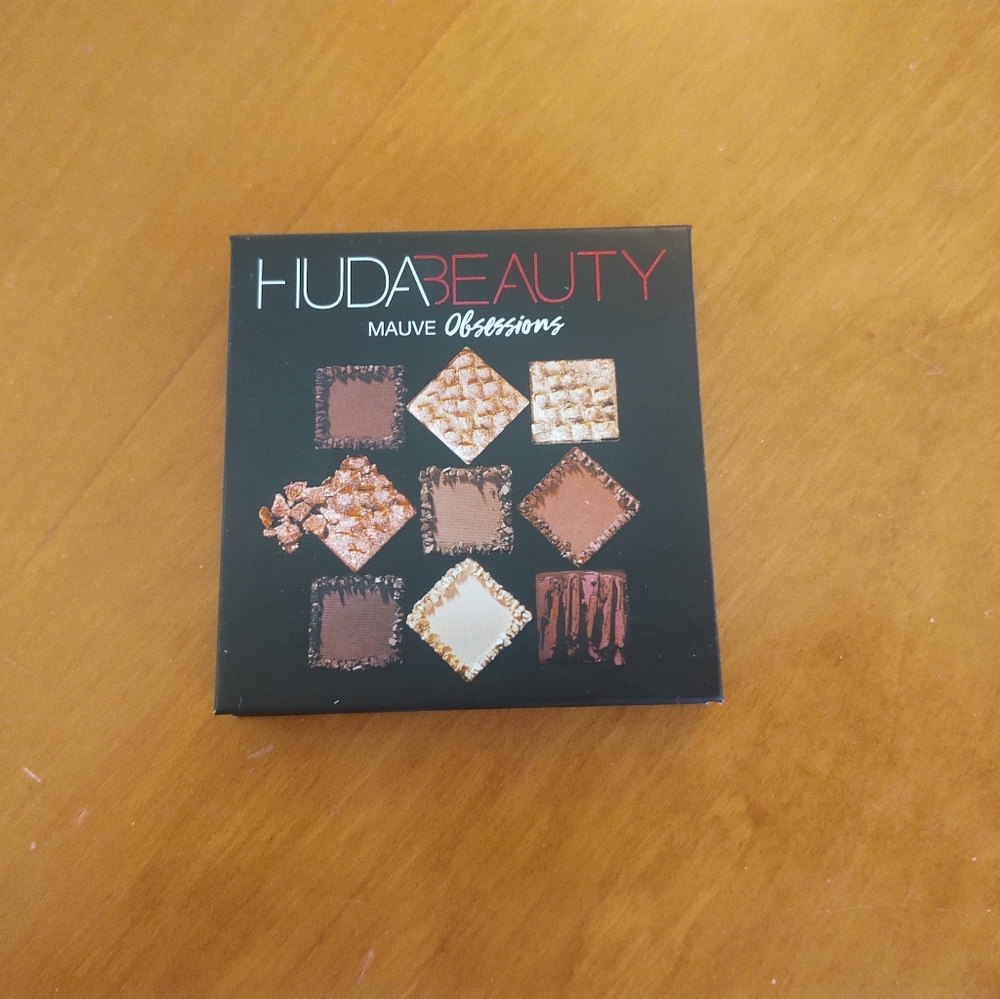 Huda Beauty Mauve Obsessions eyeshadow palette